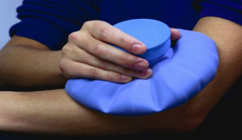 Nhiệt độ thấp của đá lạnh sẽ giúp xoa dịu phần nào cảm giác đau nhức khó chịu