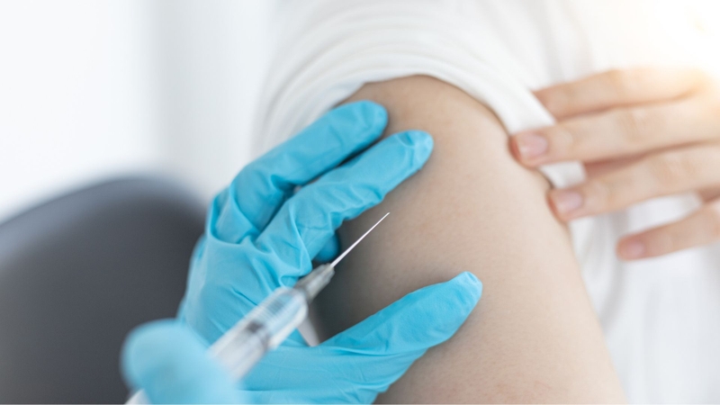 Vì sao người lớn cũng cần tiêm vắc xin? Giải đáp về tác dụng tiêm phòng với người trưởng thành 1