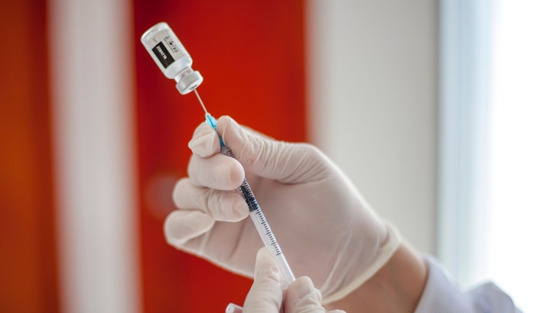 Vì sao người lớn cũng cần tiêm vắc xin? Giải đáp về tác dụng tiêm phòng với người trưởng thành 2