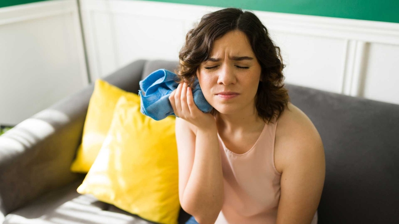 Chườm lạnh giúp giảm sưng và giảm đau hiệu quả sau khi nhổ răng khôn