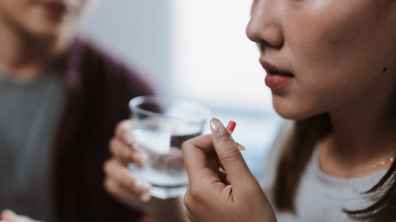 Dùng thuốc theo chỉ định giúp giảm đau và ê buốt khi niềng răng