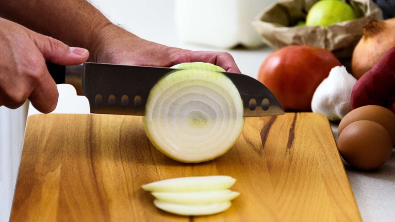 Dùng dao thật sắc giúp cắt nhanh, gọn, hạn chế phá vỡ cấu trúc tế bào, nhờ đó lượng khí cay bay ra giảm đáng kể