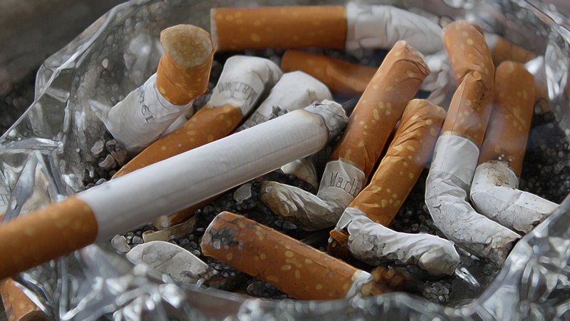 Cai nicotine có thể gây cáu gắt, mất ngủ và thèm thuốc