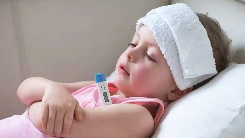 Vì sao trẻ bị sốt lòng bàn tay chân nóng? Nguyên nhân, cách chăm sóc và phòng ngừa 2