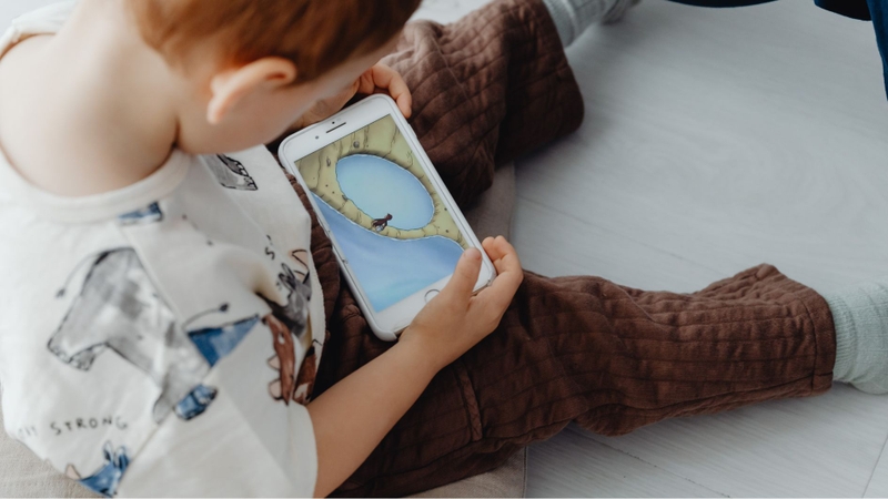 Sử dụng thiết bị công nghệ từ sớm ảnh hưởng đến sự phát triển của trẻ