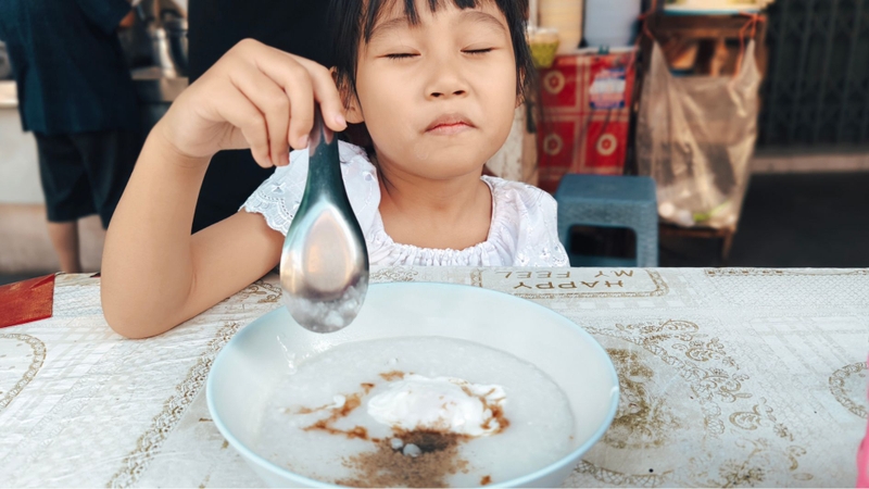 Trẻ lớp 1 học trước quên sau do chế độ dinh dưỡng không đủ chất