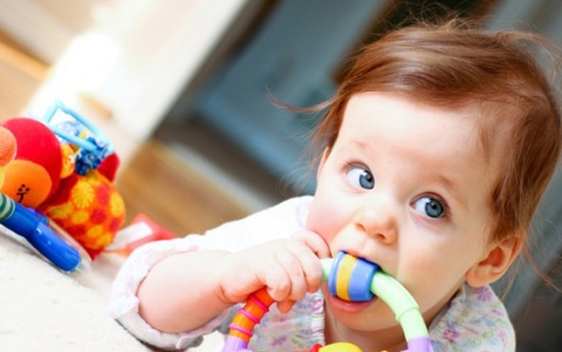 Vì sao trẻ mọc răng bị sưng má và cách chăm sóc hiệu quả