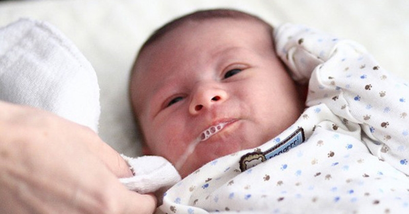 Mách mẹ cách khắc phục tình trạng trẻ sơ sinh bị ọc sữa 1