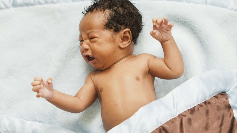 Vì sao trẻ sơ sinh hay gồng mình? Cha mẹ nên làm gì? 1