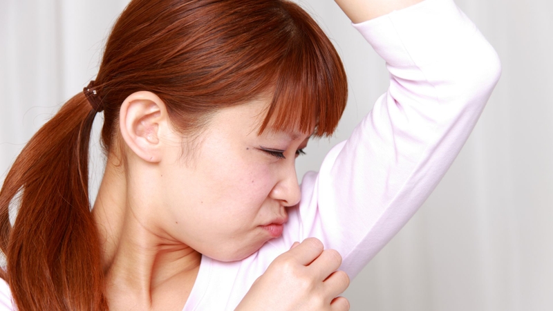 Mùi cơ thể sau tuổi 40 có thể liên quan đến thay đổi lipid trên da