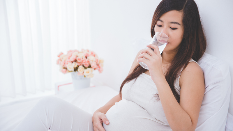 Sau khi uống xong, mẹ có thể nhấp vài ngụm nước lọc