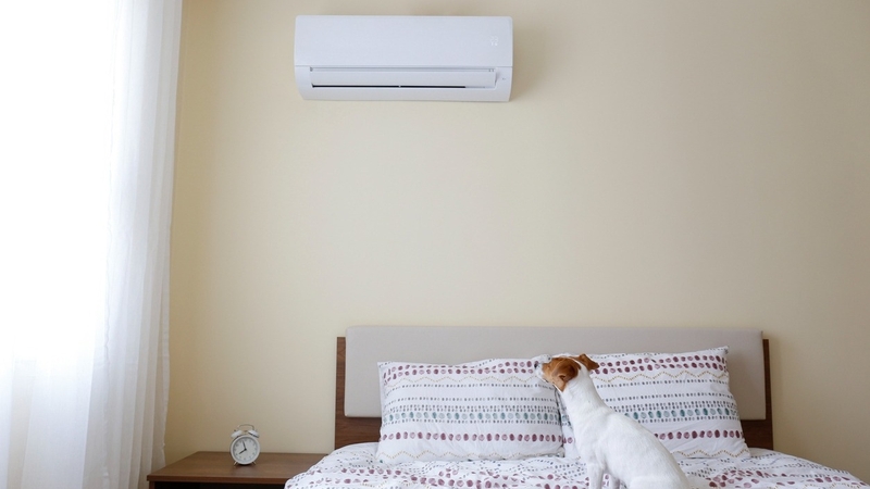 Phòng ngủ nhỏ nên lắp điều hòa trên tường cao ở phía trên cửa ra vào hoặc đầu giường