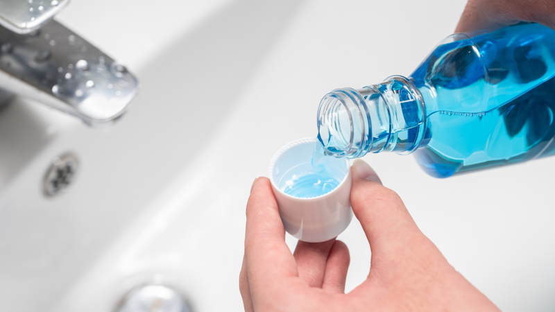Dung dịch súc miệng cũng thường được khuyên dùng