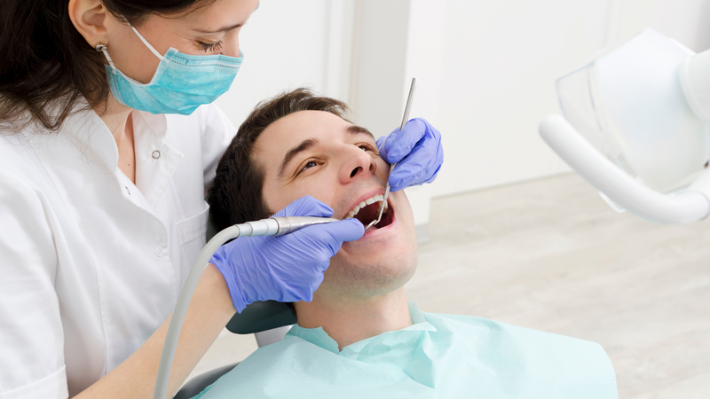 Cạo vôi răng và làm sạch sâu là bước điều trị cơ bản