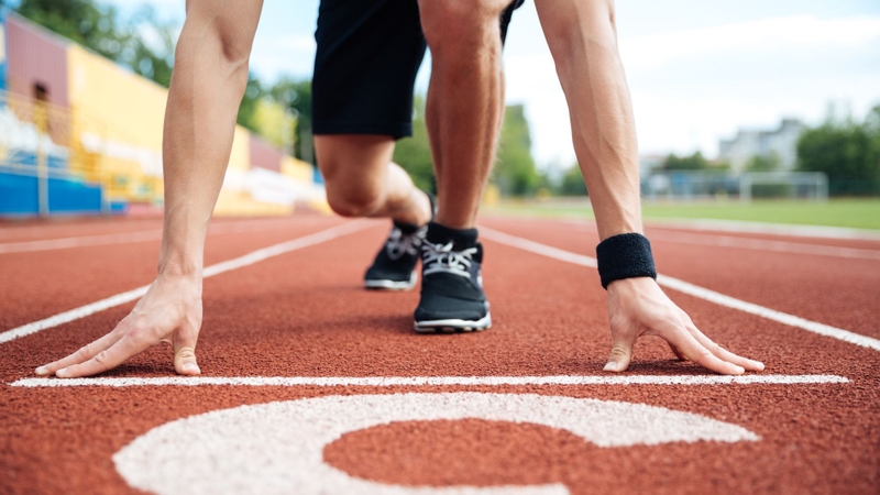 Nên khởi động kỹ càng trước khi vận động, tham gia hoạt động thể thao