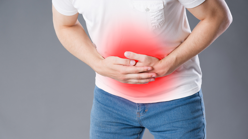 Bệnh thường khởi phát đột ngột với các triệu chứng như đau bụng, buồn nôn, nôn, tiêu chảy và đôi khi sốt