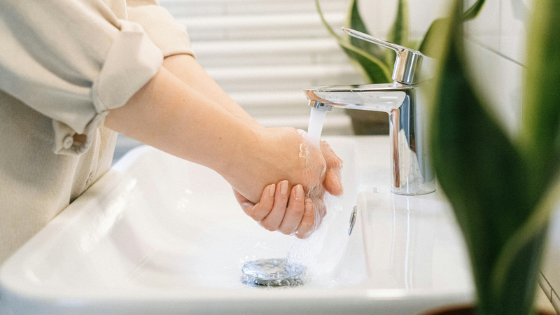 Rửa tay bằng xà phòng trước khi ăn và sau khi đi vệ sinh để phòng ngừa lây nhiễm