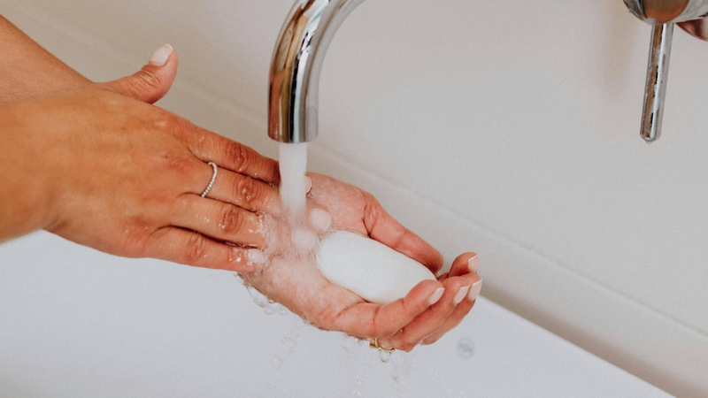 Người bệnh cần rửa tay sạch bằng xà phòng trước khi ăn và sau khi đi vệ sinh