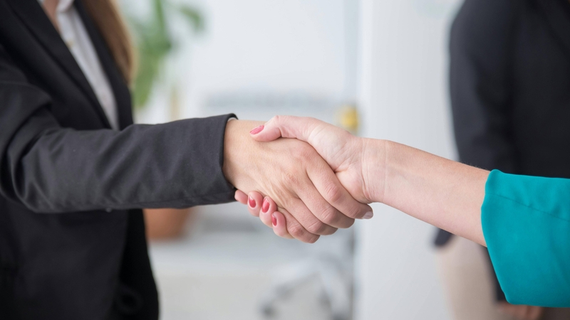 Bắt tay không làm lây bệnh nếu không có tổn thương niêm mạc hay chảy máu