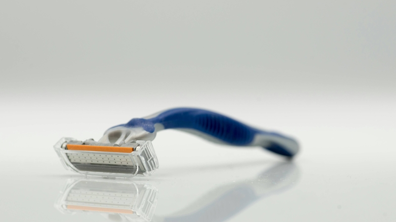 Dùng chung dao cạo râu với người nhiễm, virus sẽ xâm nhập qua các vết cắt nhỏ trên da