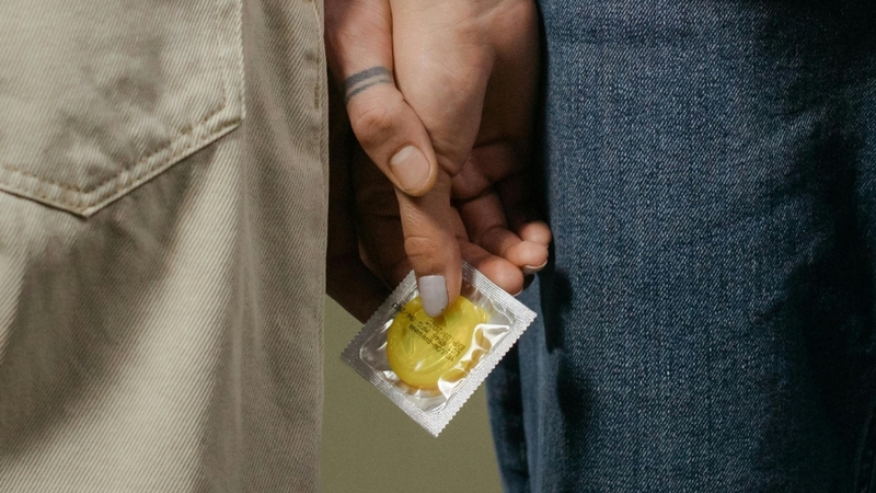 Quan hệ tình dục không an toàn hoặc dùng chung đồ cá nhân vẫn có thể nhiễm lại HCV