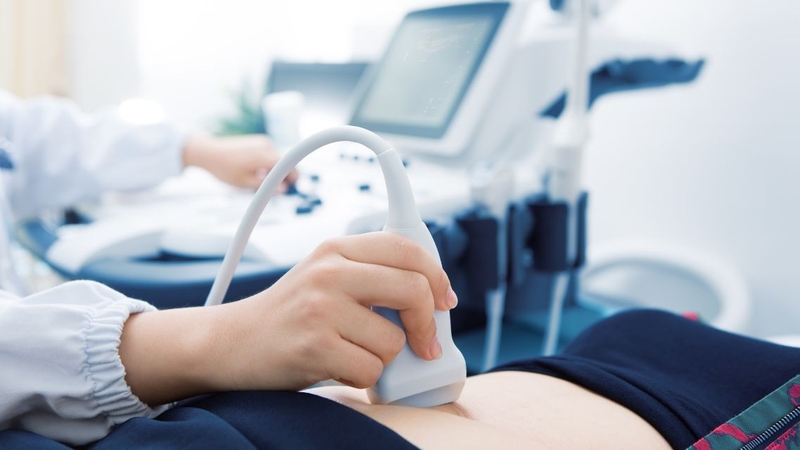 Thăm khám và xét nghiệm giúp xác định nguyên nhân gây viêm gan mạn
