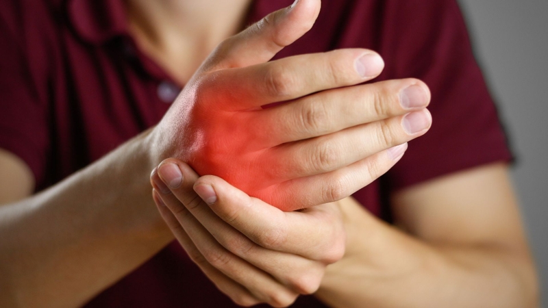 Người bệnh có thể cảm thấy đau tại một hoặc nhiều khớp