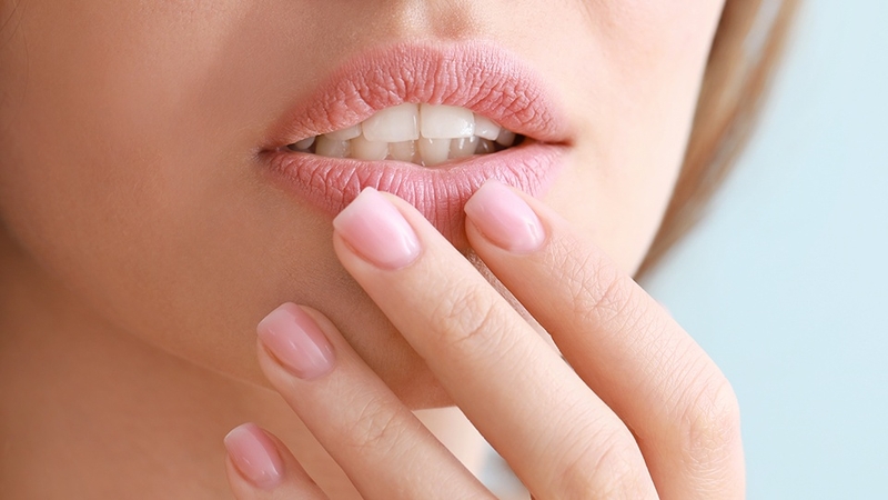 Viêm môi bong vảy sau phun môi 2