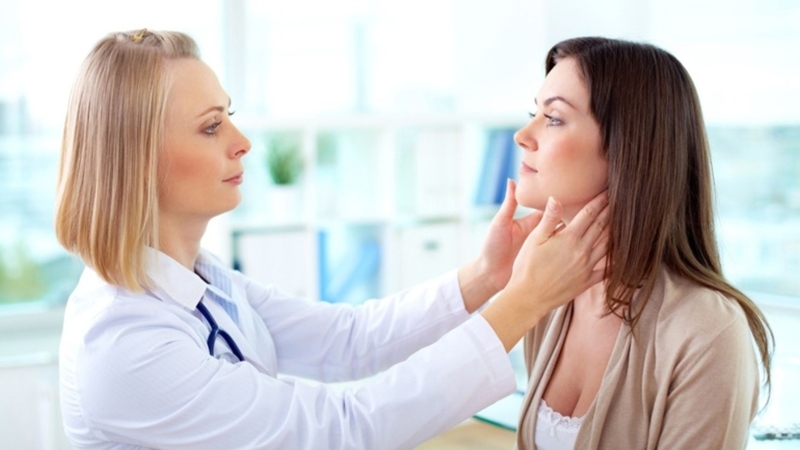 Khám lâm sàng giúp bác sĩ có nhận định ban đầu về tình trạng viêm nang lông Malassezia