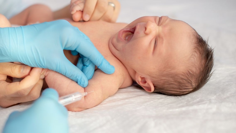 Việc tiêm phòng sẽ giúp trẻ có miễn dịch chủ động với vi khuẩn não mô cầu