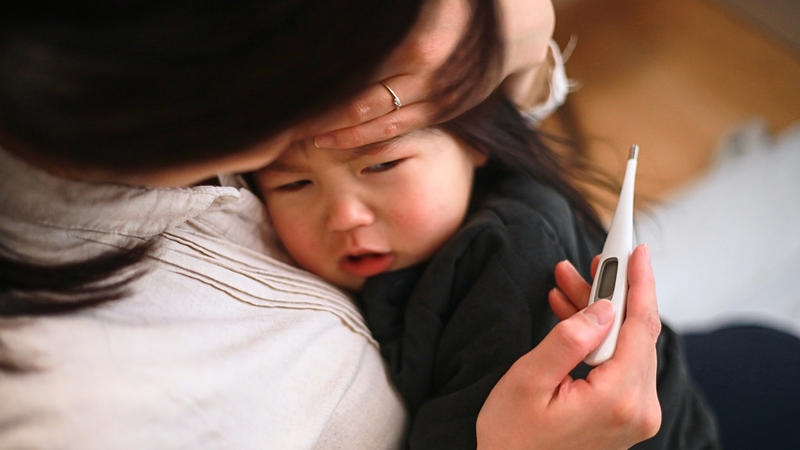 Viêm não mô cầu thường khởi phát đột ngột như sốt cao bất ngờ