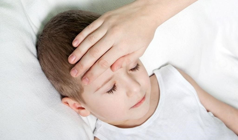 Sốt là dấu hiệu trẻ bị viêm niêm mạc miệng