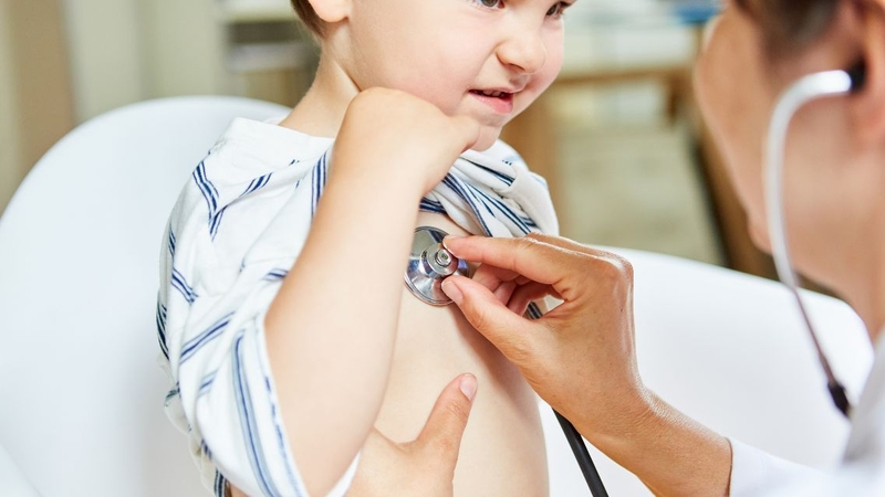 Điều trị viêm phế quản bằng thuốc cần tuân theo chỉ định của bác sĩ