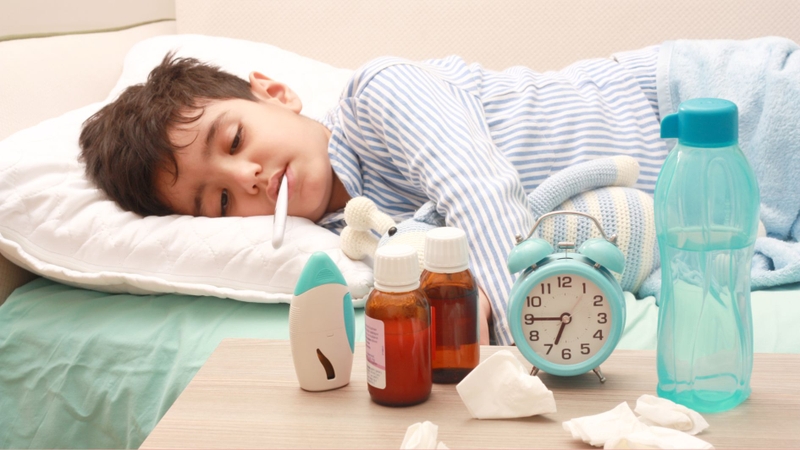 Trẻ bị sốt cần được theo dõi nhiệt độ và dùng thuốc đúng hướng dẫn