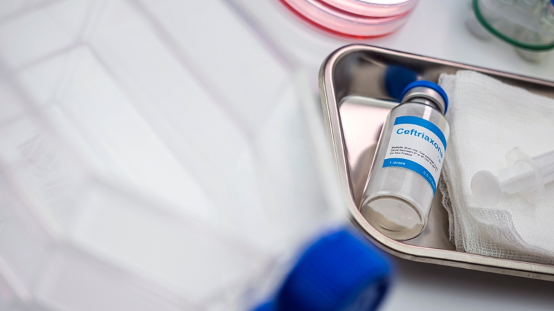 Ceftriaxone được sử dụng qua đường tiêm trong những trường hợp viêm tai giữa nặng