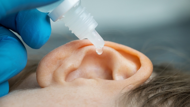Tùy mức độ viêm, bác sĩ có thể chỉ định thuốc kháng sinh, thuốc nhỏ tai hoặc thuốc giảm đau