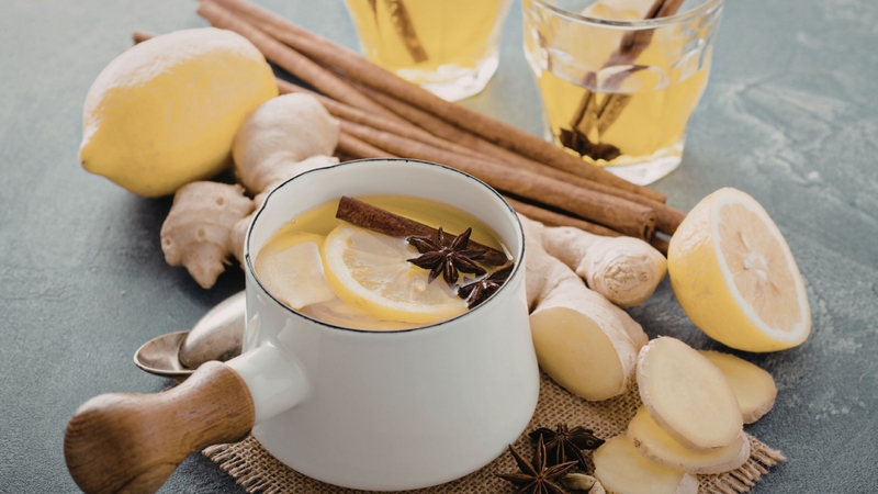 Gừng chứa các hoạt chất sinh học như gingerol có đặc tính kháng viêm và kháng khuẩn nhẹ