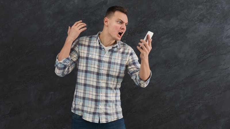 Tránh nói to hoặc sử dụng giọng nói quá mức