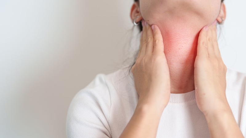 Viêm tuyến giáp bán cấp có thể gây đau vùng cổ và sốt