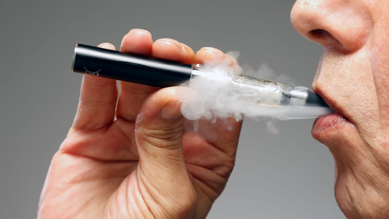 Có thói quen sống thiếu lành mạnh như thường xuyên hút thuốc lá