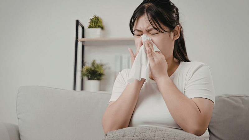 Hắt hơi liên tục là dấu hiệu giúp nhận biết tình trạng viêm xoang mũi dị ứng