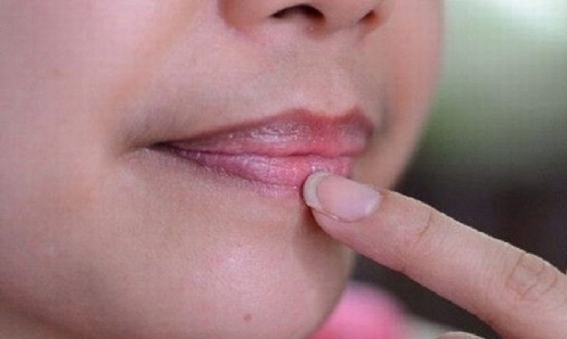 Viền môi sau khi xăm là tại sao?