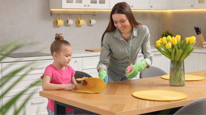 Lau sạch các bề mặt thường xuyên tiếp xúc giúp hạn chế nguy cơ lây nhiễm