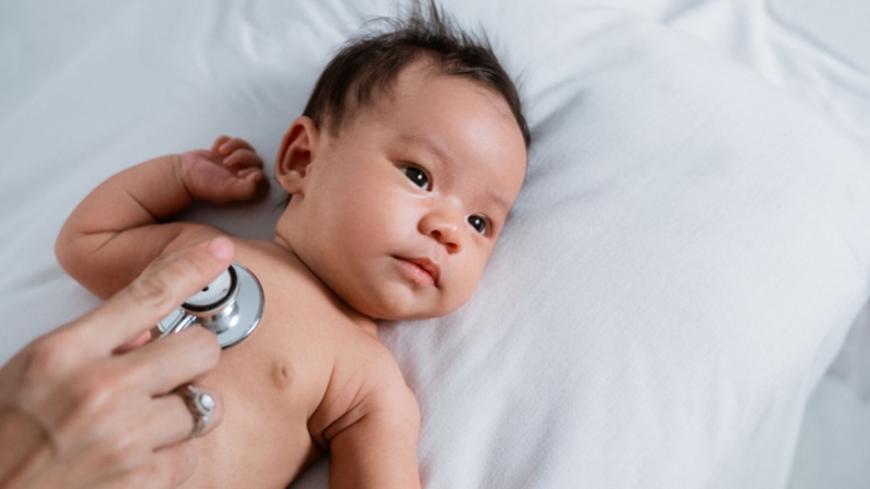 Mẹ nên cho trẻ đi khám bác sĩ nếu trẻ có các dấu hiệu như rút lõm lồng ngực và mệt lả