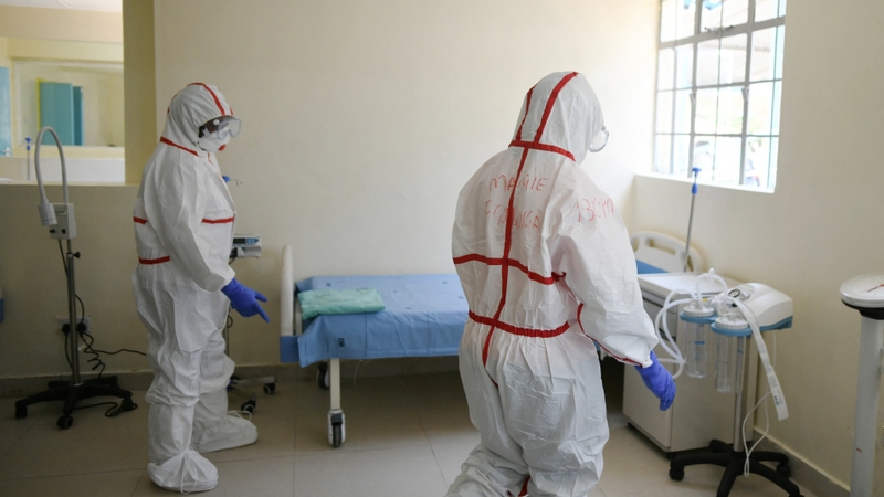 Nhân viên y tế tiếp xúc với mẫu bệnh phẩm hoặc dụng cụ y tế nhiễm virus nếu không được bảo vệ đúng cách có thể mắc bệnh