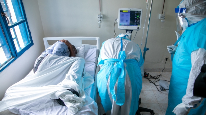 Việc điều trị nhiễm virus Marburg chủ yếu dựa trên chăm sóc hỗ trợ tích cực