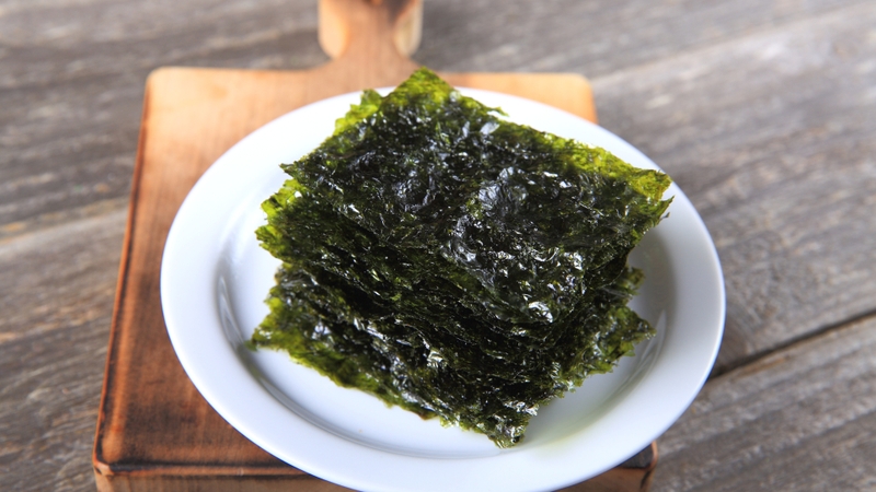 Tảo biển là thực phẩm biển giàu dưỡng chất, bao gồm vitamin B2 cùng với iodine và chất chống oxy hóa