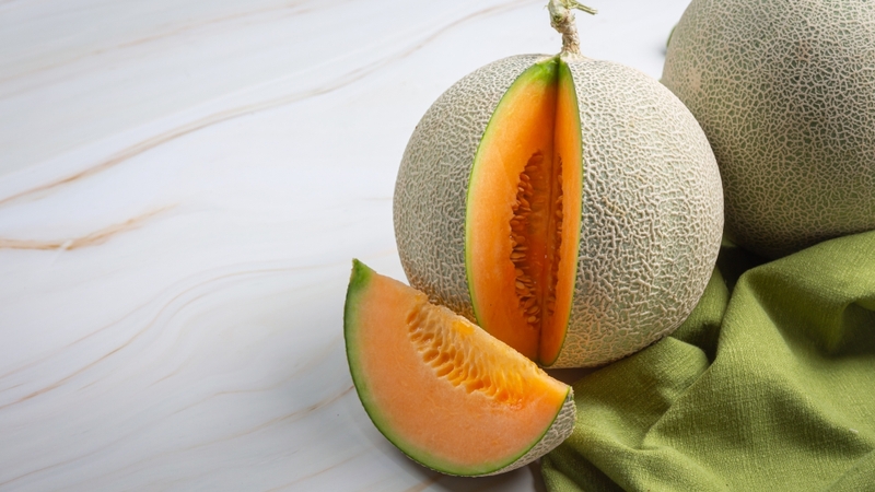Dưa lưới là loại trái cây chứa nhiều nước, vitamin và khoáng chất có lợi cho cơ thể