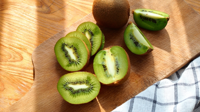 Kiwi là loại trái cây giàu vitamin và khoáng chất, trong đó có vitamin B3