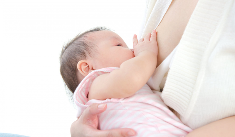 Mẹ có thể cho thẳng thuốc lên núm vú của mình rồi cho bé bú trong khoảng 30 giây